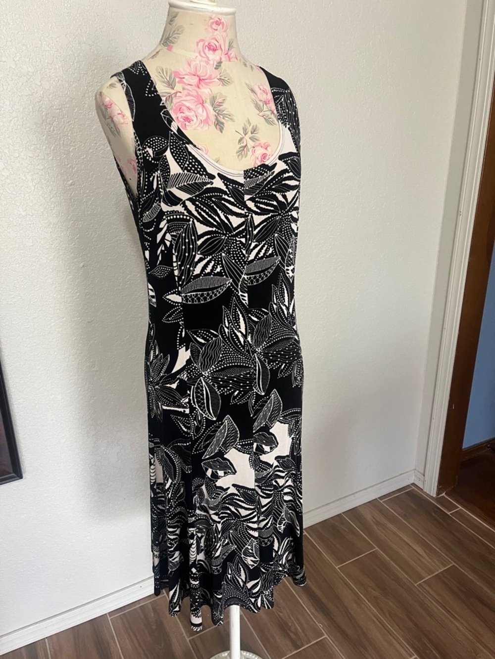 Black & White Leaf-Print Sleeveless Midi Dress